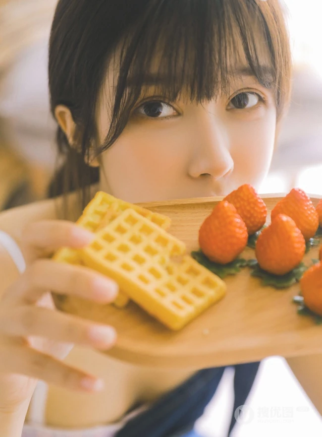 清新露肩肩带连体牛仔裤少女室内品尝美食写真图片