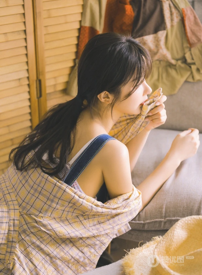 清新露肩肩带连体牛仔裤少女室内品尝美食写真图片