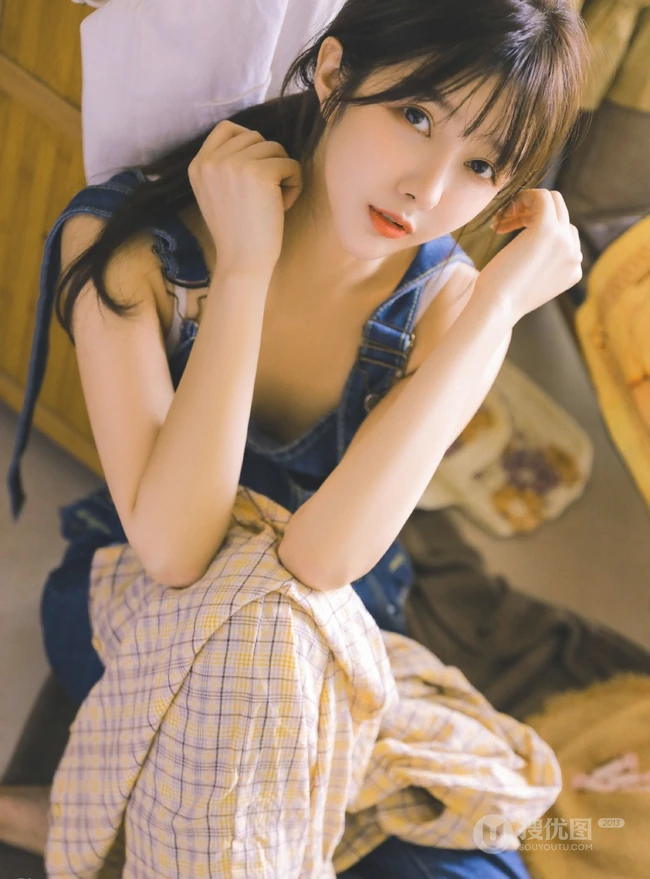 清新露肩肩带连体牛仔裤少女室内品尝美食写真图片