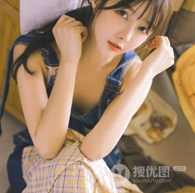 清新露肩肩带连体牛仔裤少女室内品尝美食写真图片
