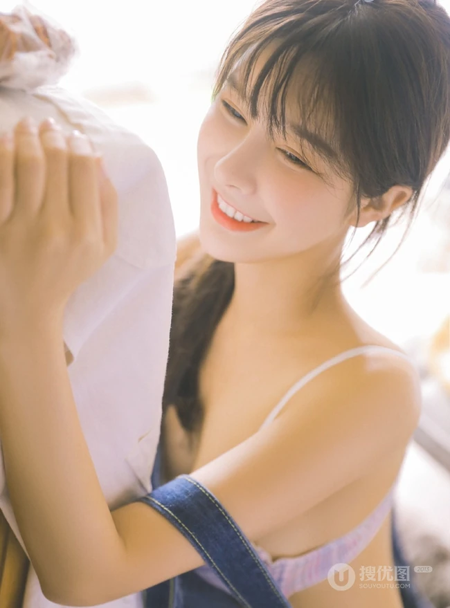清新露肩肩带连体牛仔裤少女室内品尝美食写真图片