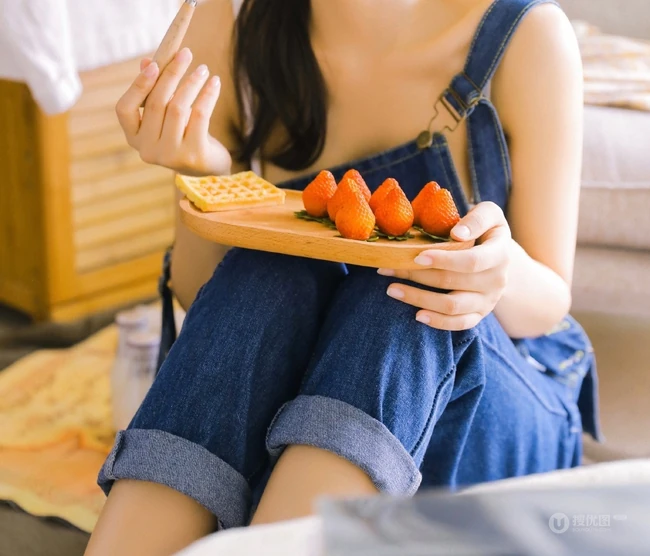 清新露肩肩带连体牛仔裤少女室内品尝美食写真图片