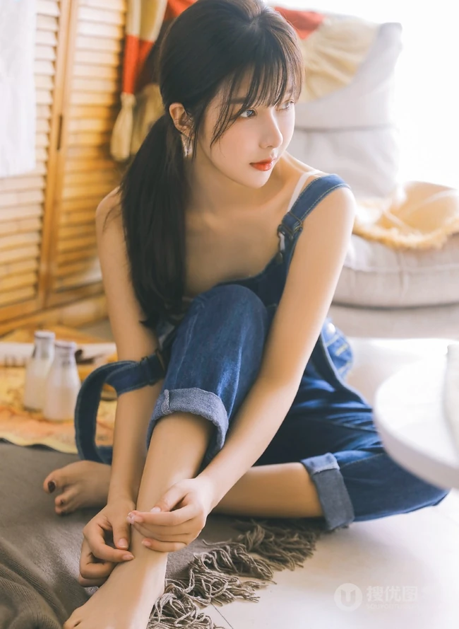清新露肩肩带连体牛仔裤少女室内品尝美食写真图片