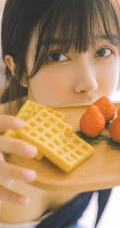 清新露肩肩带连体牛仔裤少女室内品尝美食写真图片