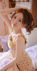 长发美女姐姐黄色印花吊带连衣裙好看手机壁纸
