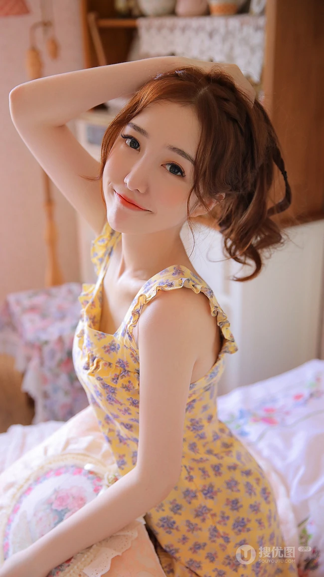 长发美女姐姐黄色印花吊带连衣裙好看手机壁纸