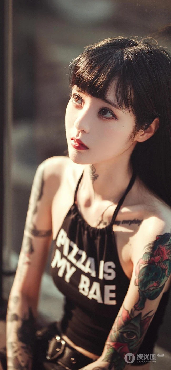 性感吊带背心齐刘海纹身美女好看手机壁纸
