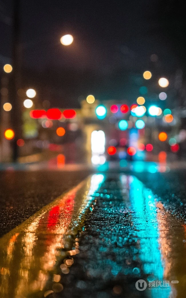 湿滑的城市公路在绚丽的灯光下反射出来的美