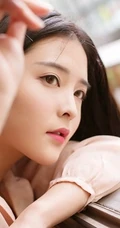 气质女生倪唯一复古连衣裙清新写真，背景道具年代感十足