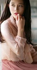 气质女生倪唯一复古连衣裙清新写真，背景道具年代感十足
