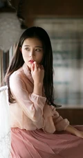 气质女生倪唯一复古连衣裙清新写真，背景道具年代感十足