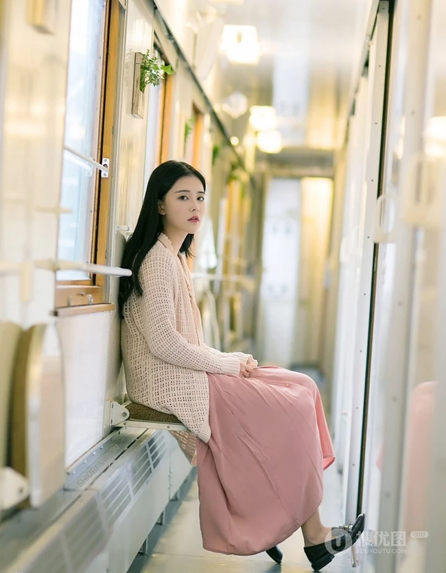 气质女生倪唯一复古连衣裙清新写真，背景道具年代感十足