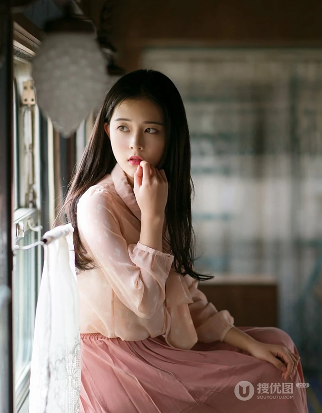 气质女生倪唯一复古连衣裙清新写真，背景道具年代感十足