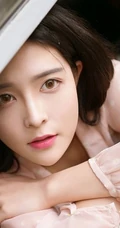 气质女生倪唯一复古连衣裙清新写真，背景道具年代感十足