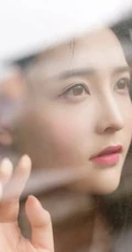 气质女生倪唯一复古连衣裙清新写真，背景道具年代感十足