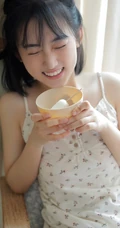 治愈少女肩带小印花睡衣配白短裤，以美食为伴可爱清新写真