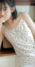 治愈少女肩带小印花睡衣配白短裤，以美食为伴可爱清新写真
