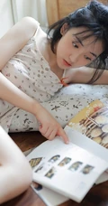 治愈少女肩带小印花睡衣配白短裤，以美食为伴可爱清新写真