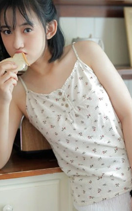 治愈少女肩带小印花睡衣配白短裤，以美食为伴可爱清新写真