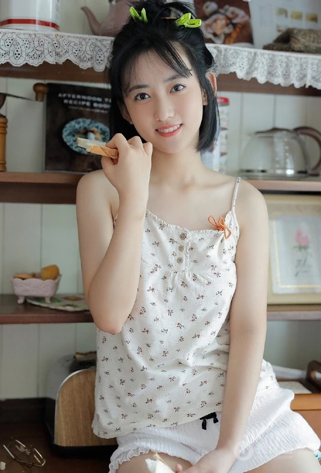 治愈少女肩带小印花睡衣配白短裤，以美食为伴可爱清新写真
