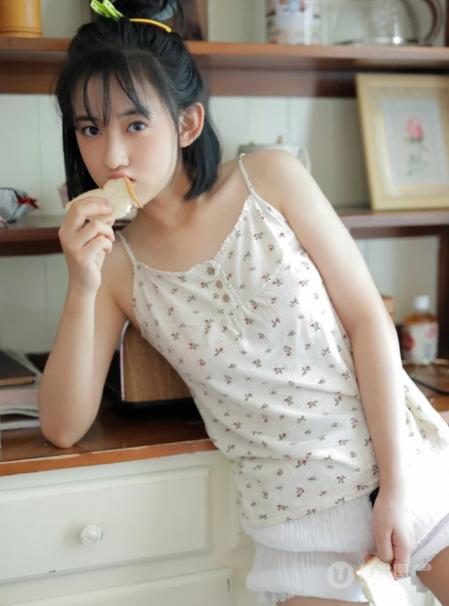 治愈少女肩带小印花睡衣配白短裤，以美食为伴可爱清新写真