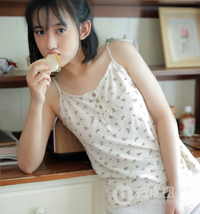 治愈少女肩带小印花睡衣配白短裤，以美食为伴可爱清新写真