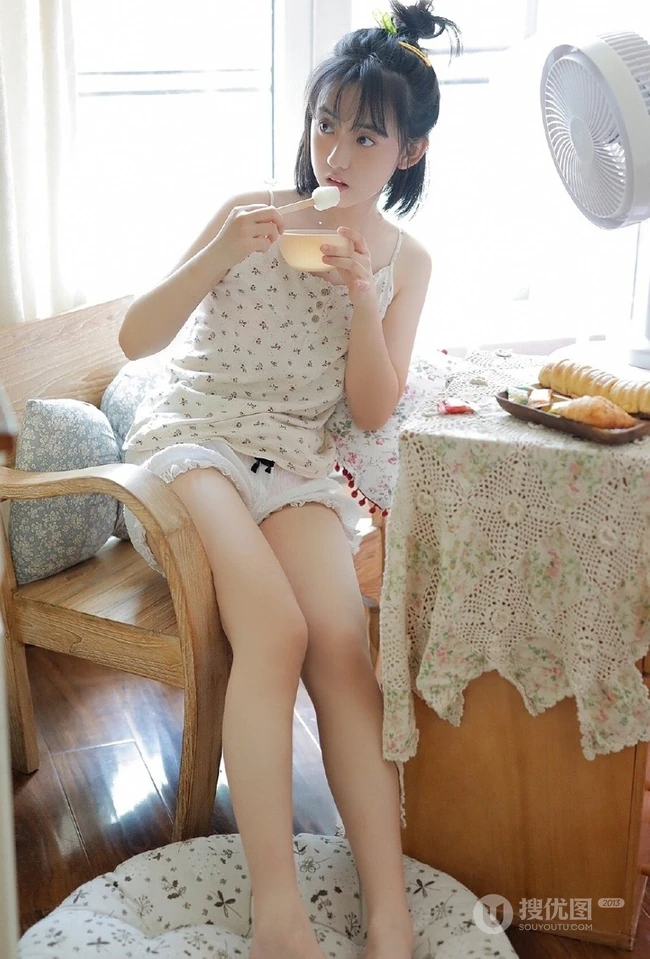 治愈少女肩带小印花睡衣配白短裤，以美食为伴可爱清新写真