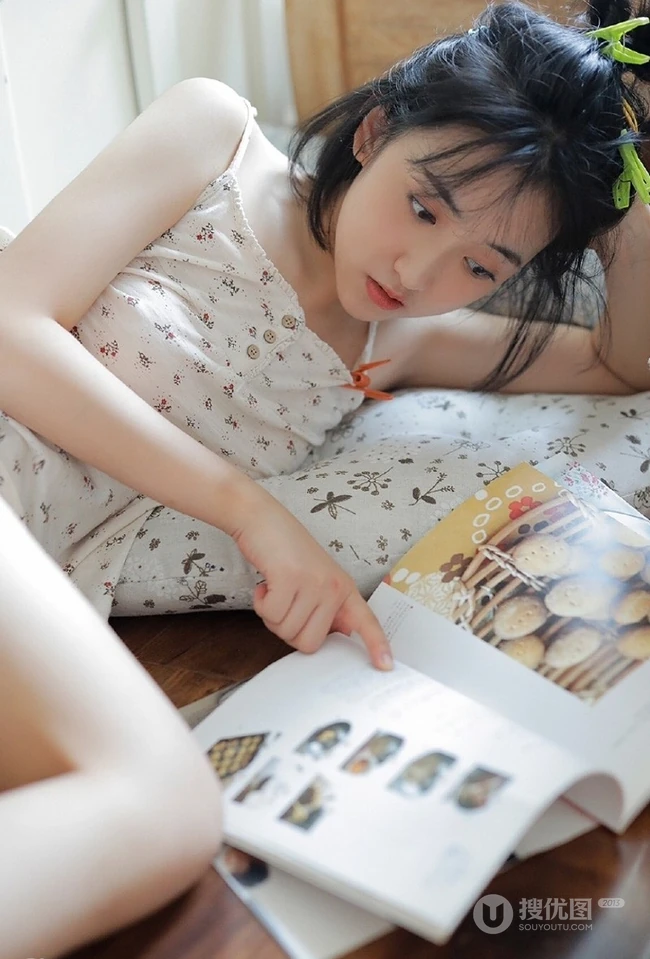 治愈少女肩带小印花睡衣配白短裤，以美食为伴可爱清新写真