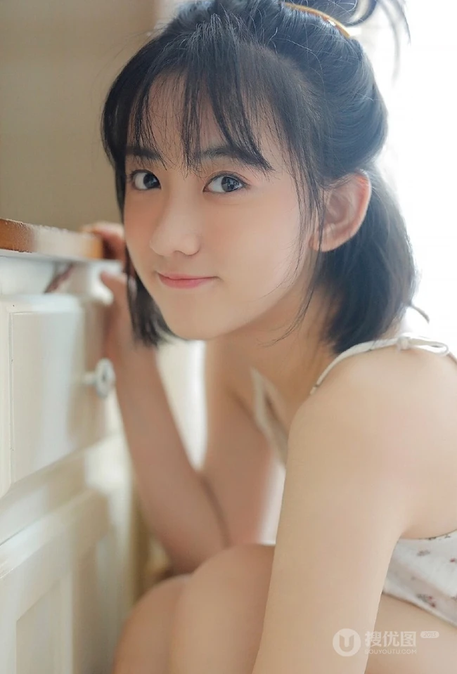 治愈少女肩带小印花睡衣配白短裤，以美食为伴可爱清新写真