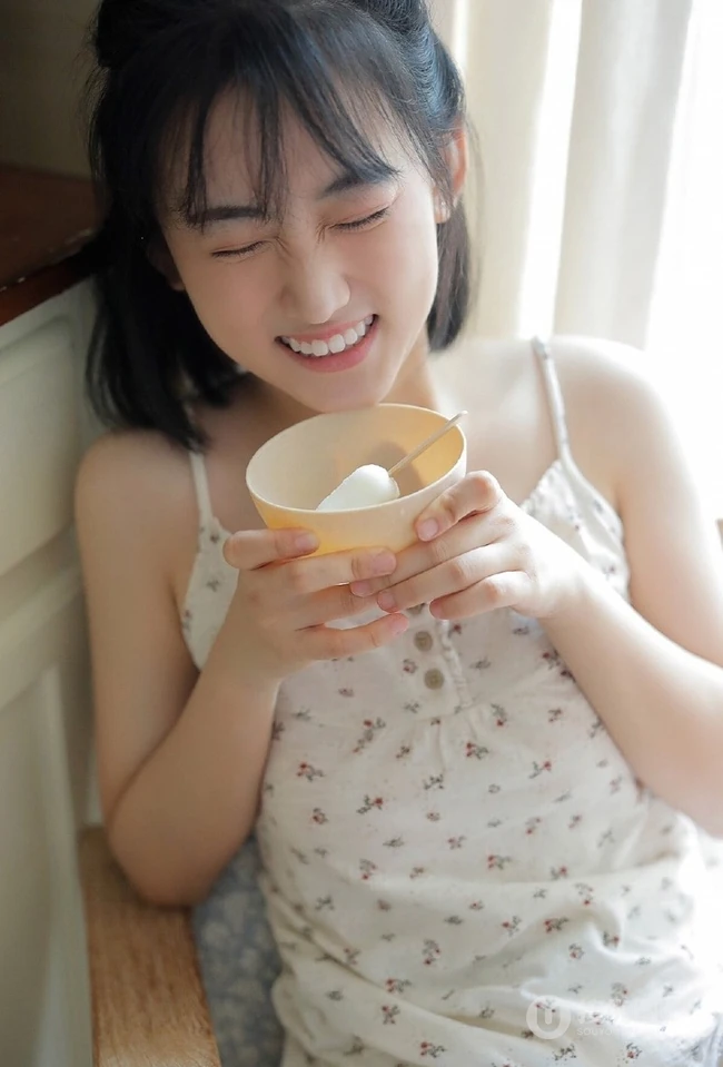 治愈少女肩带小印花睡衣配白短裤，以美食为伴可爱清新写真