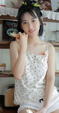 治愈少女肩带小印花睡衣配白短裤，以美食为伴可爱清新写真