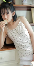 治愈少女肩带小印花睡衣配白短裤，以美食为伴可爱清新写真