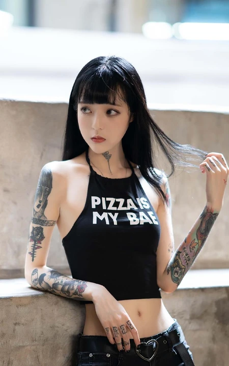 靠着阳台上的黑背心短裤纹身美少女手机壁纸