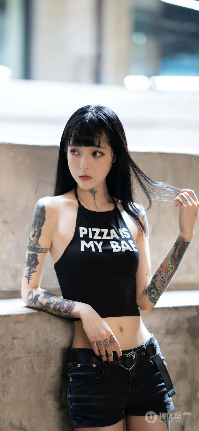 靠着阳台上的黑背心短裤纹身美少女手机壁纸
