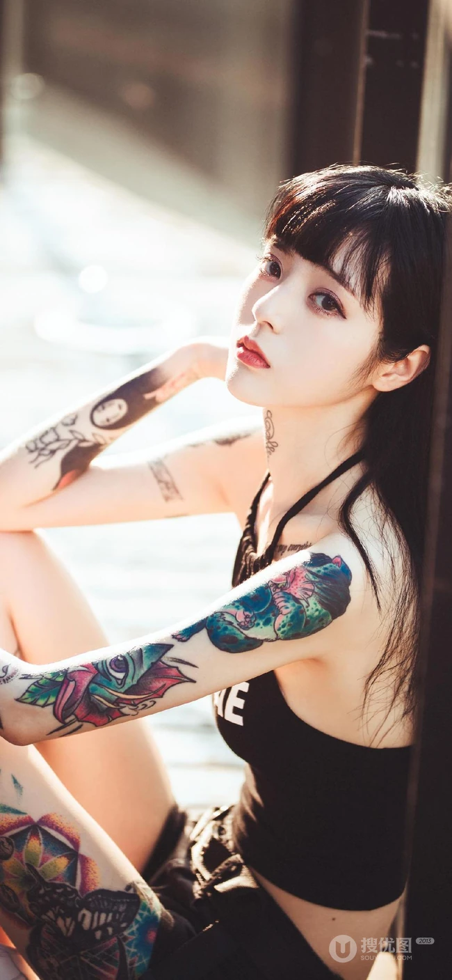 紧身吊带背心小姐姐坐在地上露美腿手机壁纸