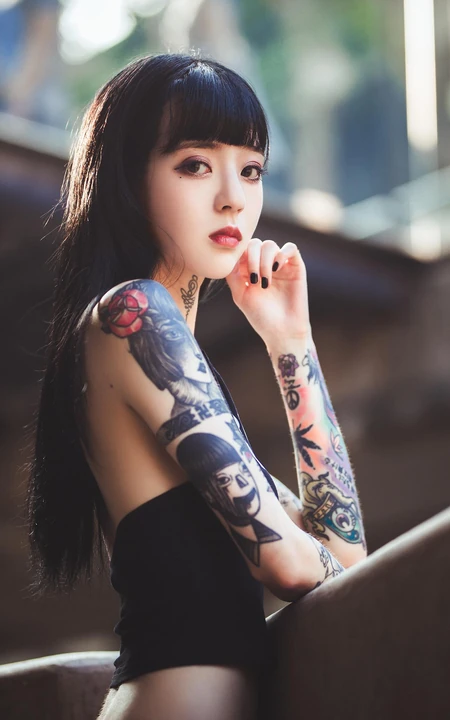 纹身小姐姐手托腮在阳台上看着你手机壁纸