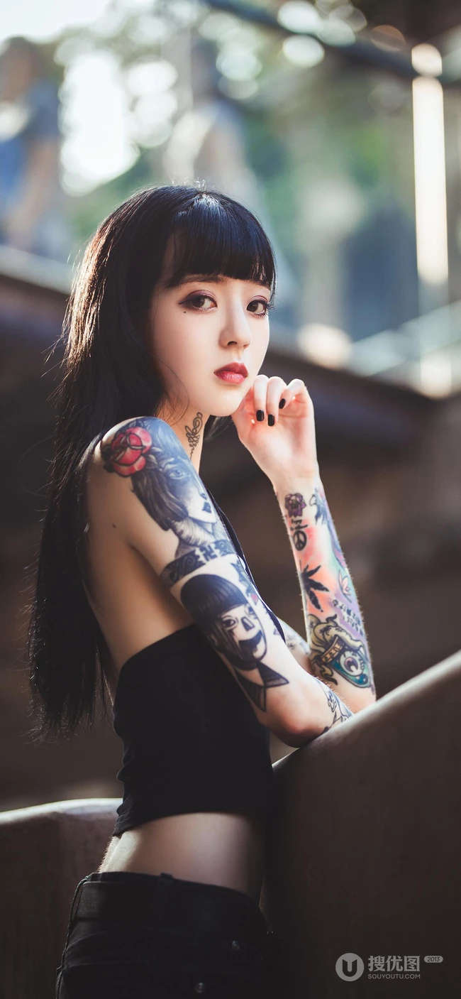 纹身小姐姐手托腮在阳台上看着你手机壁纸