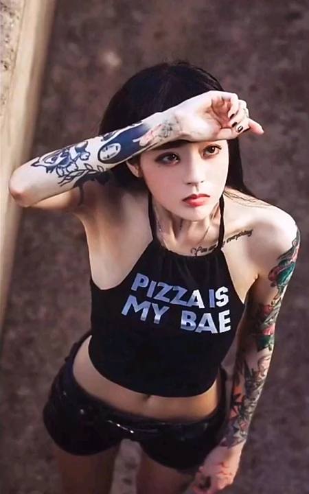 单手挡太阳的骨感身材纹身美少女街拍手机壁纸