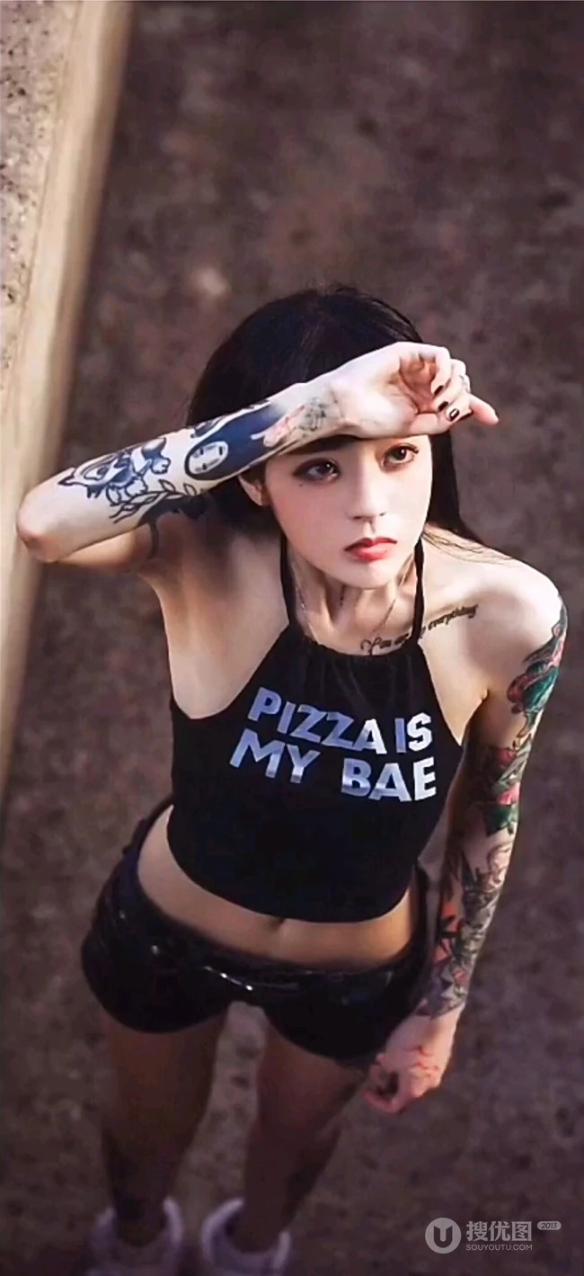 单手挡太阳的骨感身材纹身美少女街拍手机壁纸