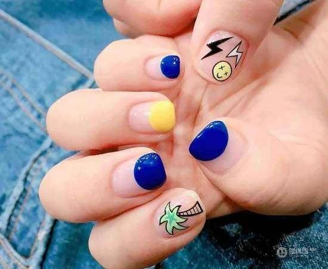椰子树法式美甲，法式黑白搭配条纹线条椰子树美甲美图 第2张