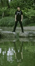 周奇黑衣黑裤游园逛小湖喷泉最新写真图片