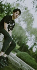 周奇黑衣黑裤游园逛小湖喷泉最新写真图片
