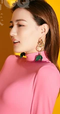 女生徐璐时尚高清写真大片，肩带蓝色连衣裙露白皙线条