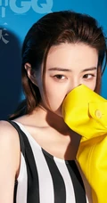 女生徐璐时尚高清写真大片，肩带蓝色连衣裙露白皙线条