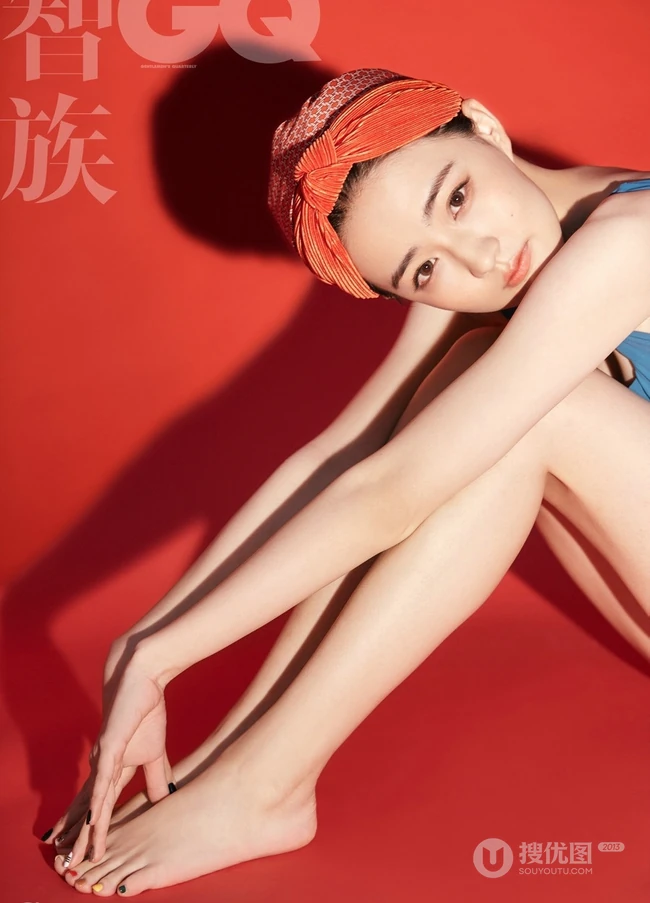 女生徐璐时尚高清写真大片，肩带蓝色连衣裙露白皙线条