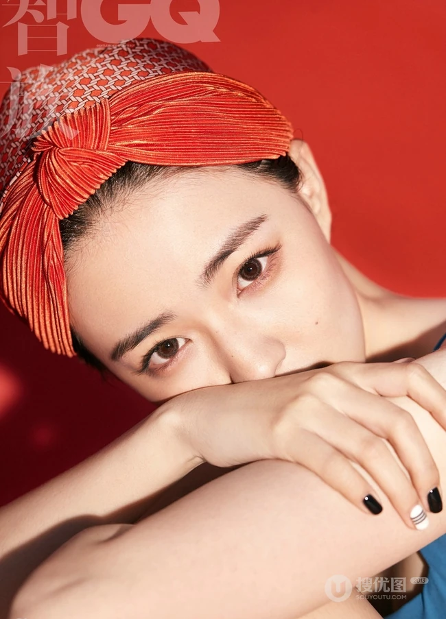 女生徐璐时尚高清写真大片，肩带蓝色连衣裙露白皙线条