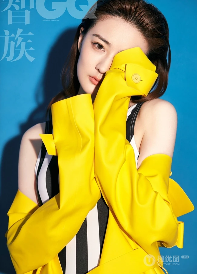 女生徐璐时尚高清写真大片，肩带蓝色连衣裙露白皙线条