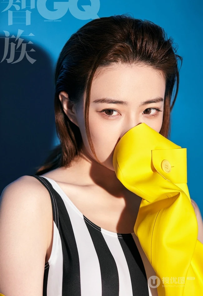 女生徐璐时尚高清写真大片，肩带蓝色连衣裙露白皙线条