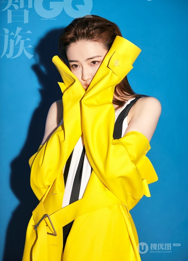 女生徐璐时尚高清写真大片，肩带蓝色连衣裙露白皙线条