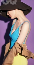 女生徐璐时尚高清写真大片，肩带蓝色连衣裙露白皙线条